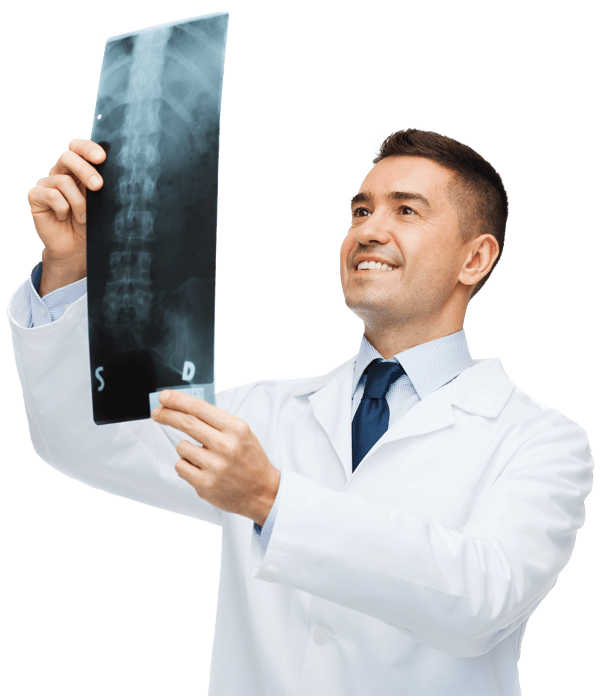 Médico avaliando exame de imagem